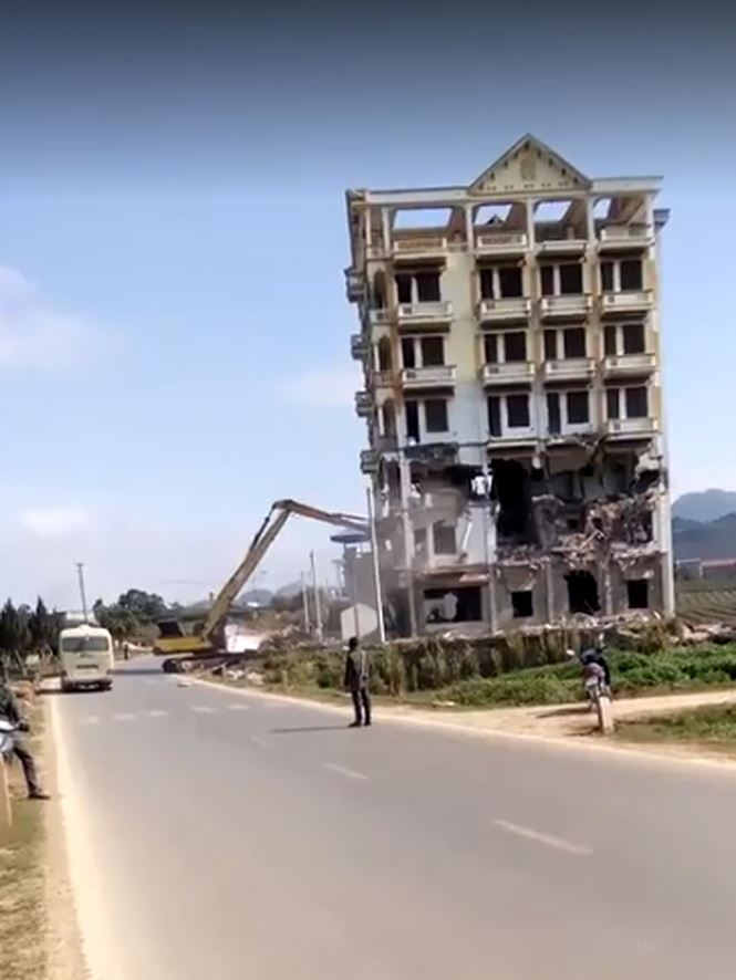 Mộc Châu đánh sập tòa nhà 7 tầng Tàng KeangNam